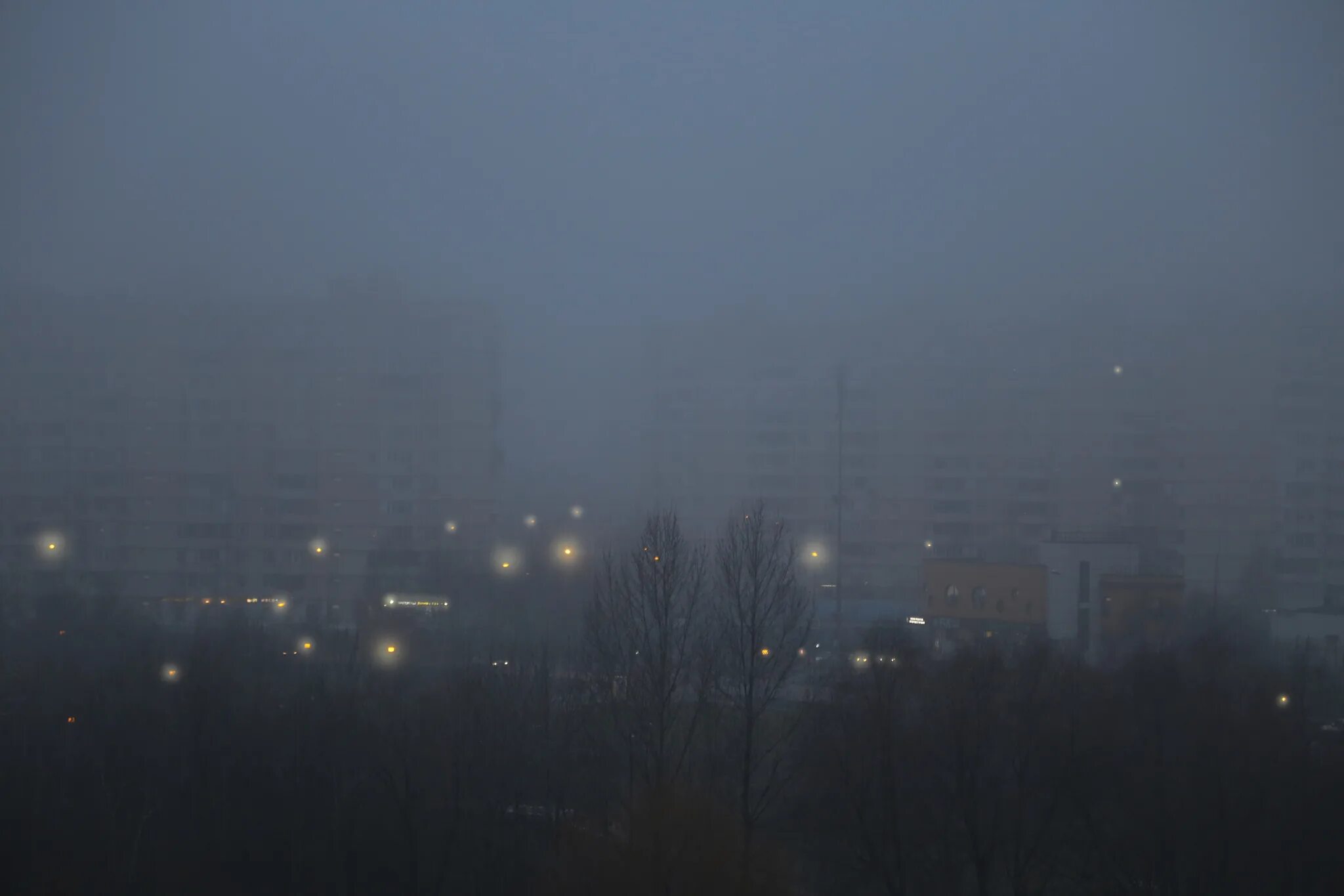 Над казармою туман и ночная тишина. Русский дом в тумане ночью. Песня ночи туманы. Туман ночью. Песня ночи туманы.