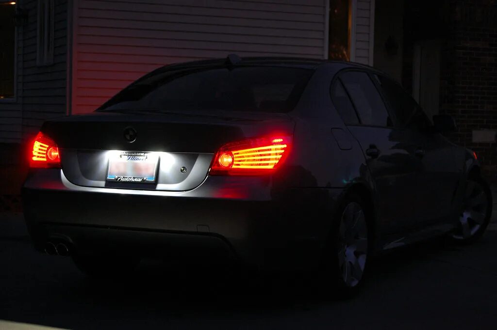 Задняя на бмв е60. BMW e60 Rear Light LCI. BMW m5 e60 в темноте. BMW e60 задние фонари. Задние фонари БМВ е60 дорестайл.