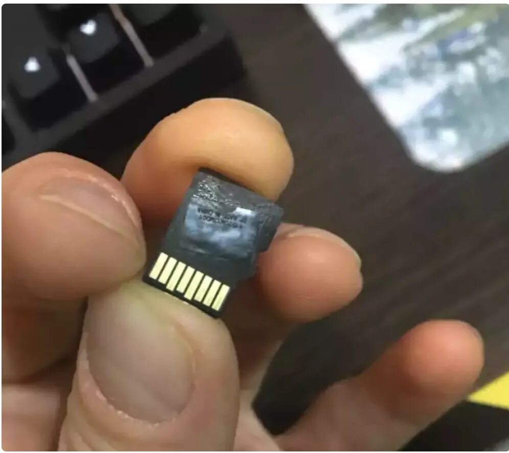 Как проверить microsd. Microsd на руке. штука который расплавился с карты.