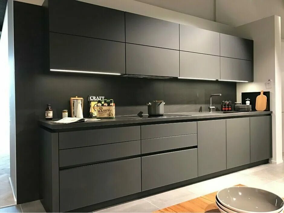 Мебель черно матовая. Черный графит Эггер кухни. Кухня фасады Egger графит sf019. Кухня Модерн матовая.