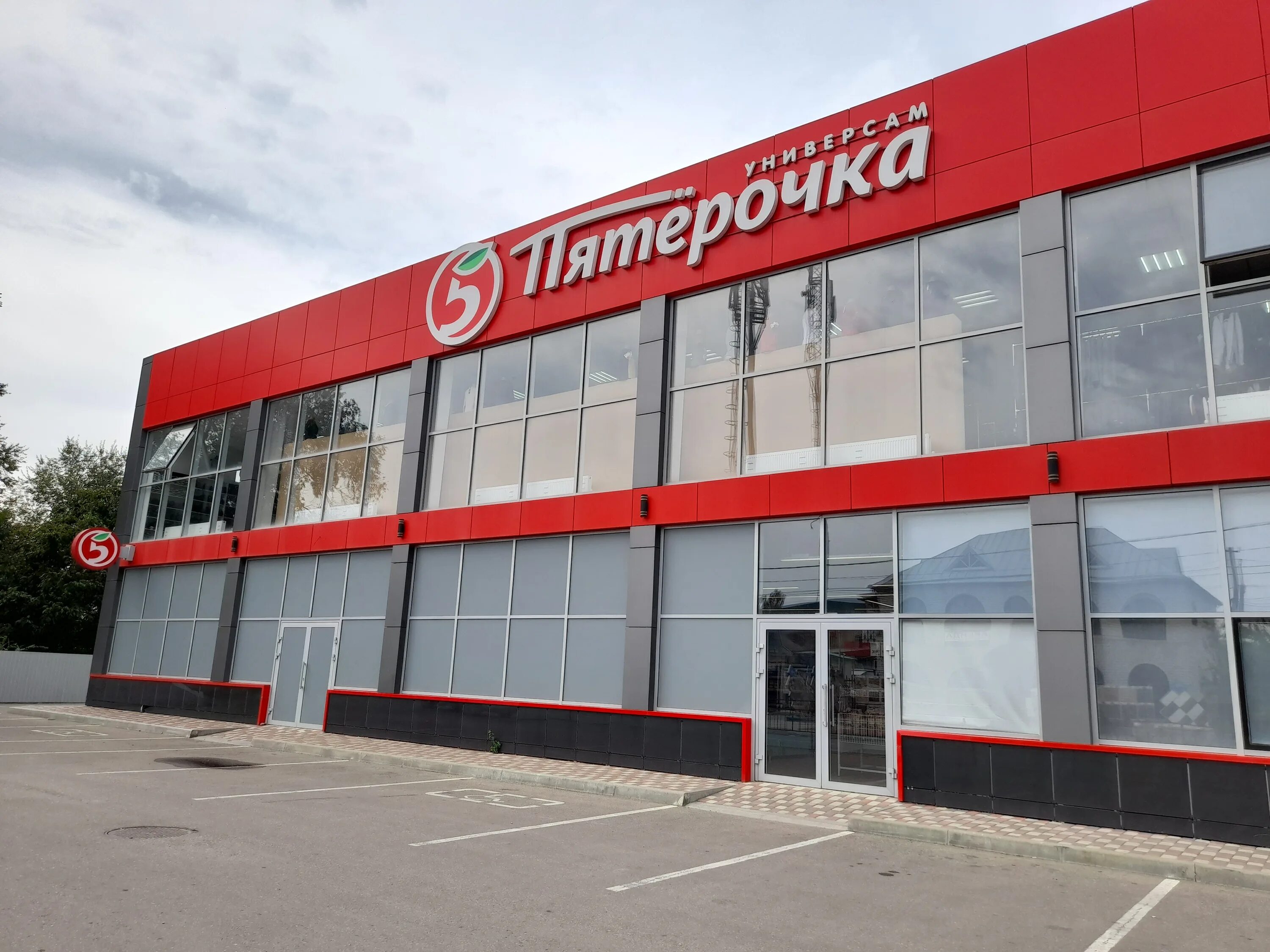 Старые покрышки. Тимашевская, 16. Старые покрышки. Michelin 225/65 r17. Фасад шинных магазинов.