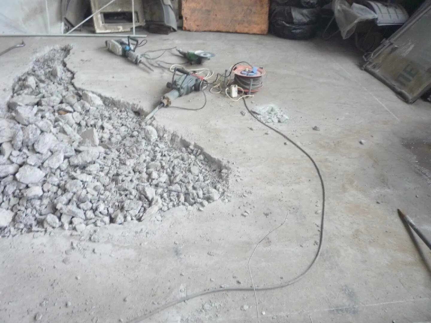 Демонтаж наливного пола. Демонтаж бетонной стяжки пола. демонтаж стяжки 100мм. демонтаж цементно-песчаной стяжки. стяжка цпс 50мм.