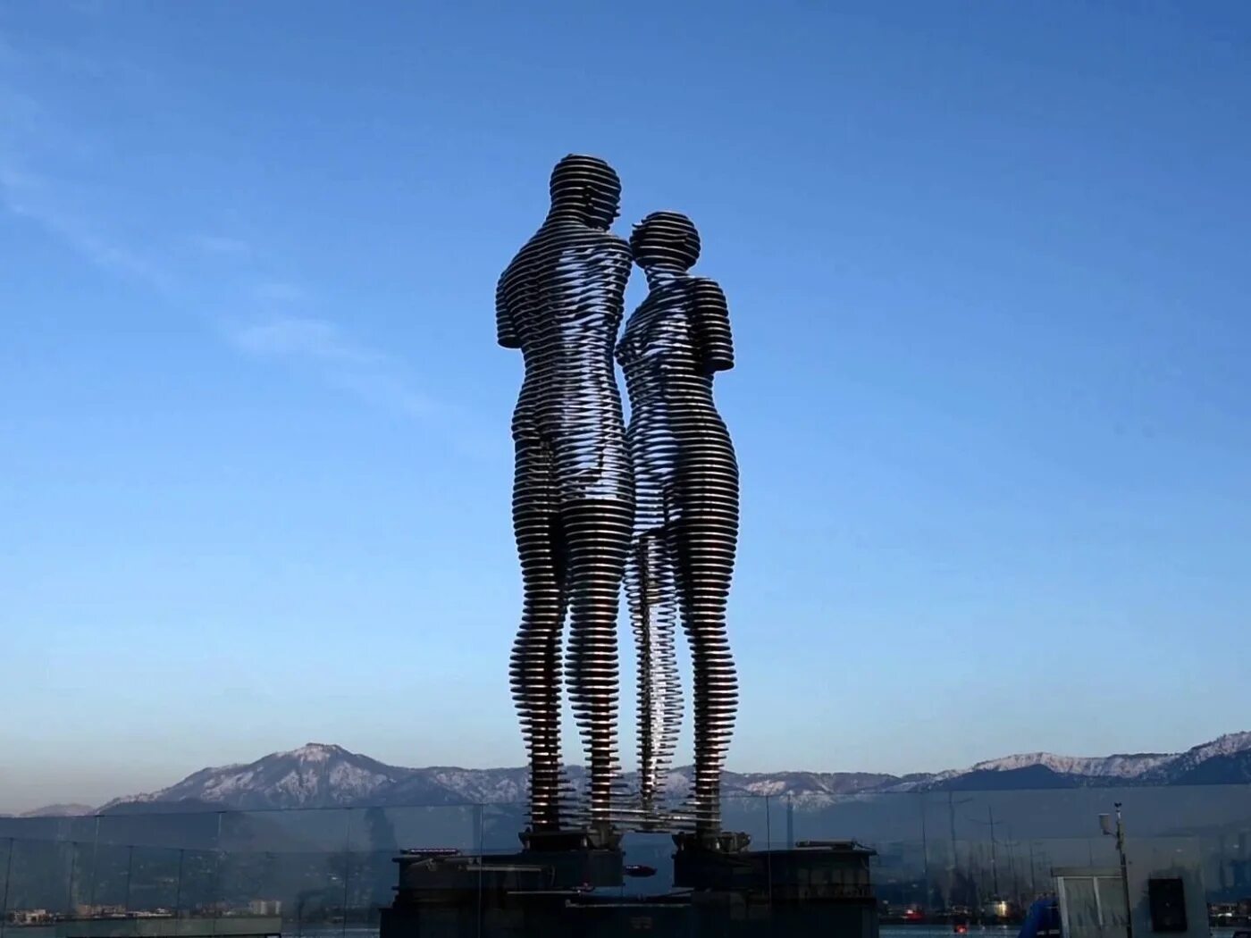 Грузия нино и али. Памятник али и нино в батуми. Статуя «али и нино» в батуми, грузия. Статуи церетели в грузии батуми. Памятник нино в батуми.