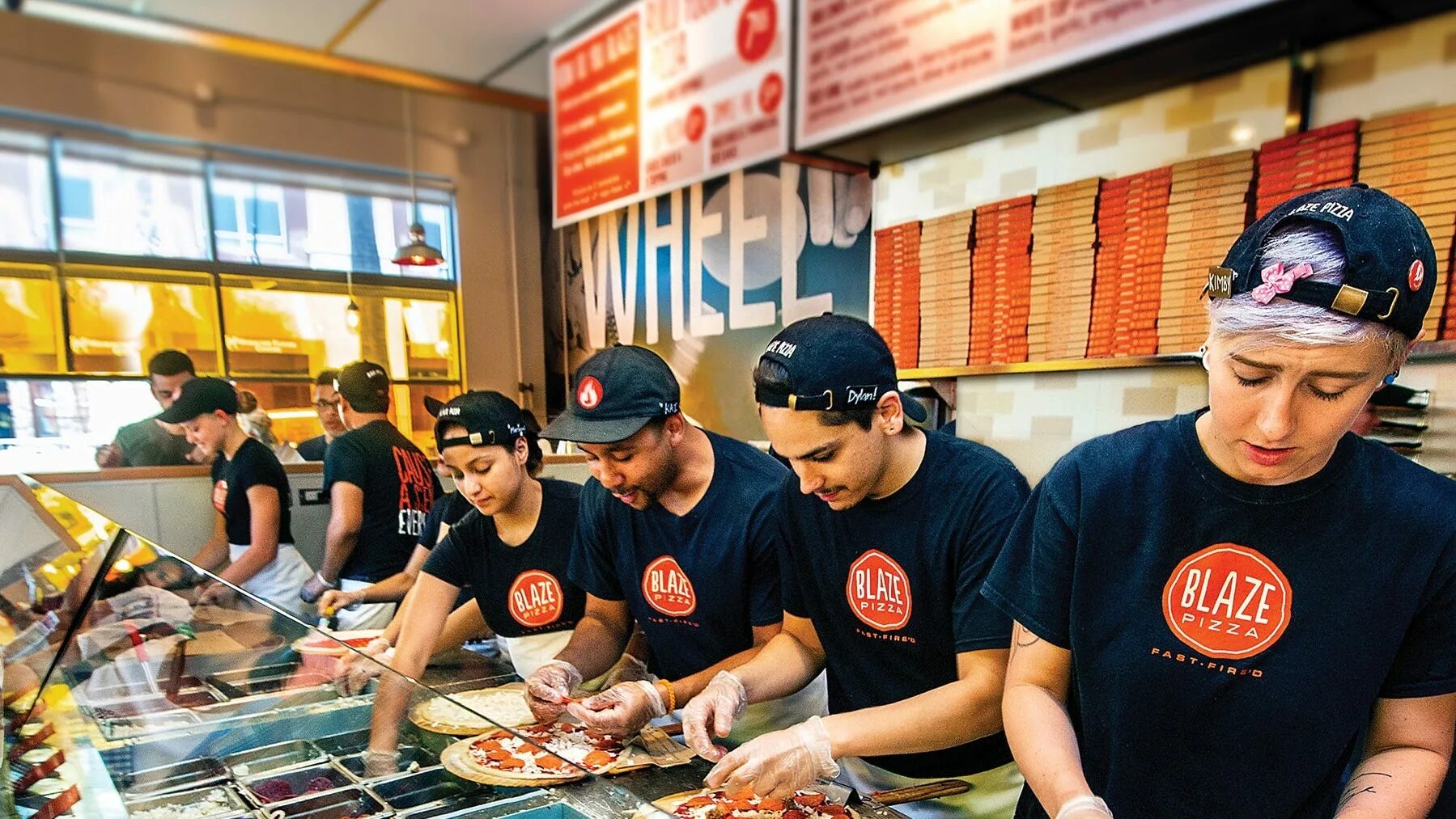 Фаст фуд в магазине. Фаст кэжуал. fast casual рестораны. пицца в стиле пожарного. пицца в магазине.