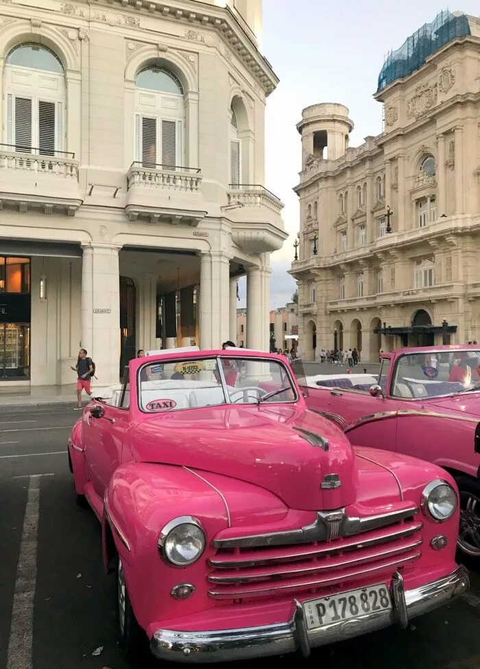Кубинский вк. Ретро автомобили в Варадеро. Куба город машины. Такси на Кубе кабриолет. Старое такси на Кубе.