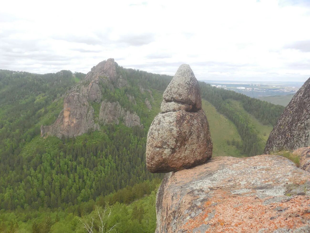 Камень красноярский край. Висячий камень Ергаки. Скала висячий камень Уфа. Валун Ергаки. Висячий камень Хакасия.