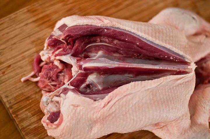 Сало с мясом. Кусок утиного мяса кожа подкожный слой. Кусок утиного мяса кожа подкожный слой. Мясная текстура. Тирольский шпик.