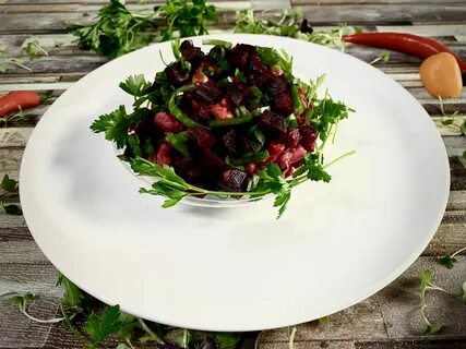 Салат со свеклой курицей и грецкими орехами