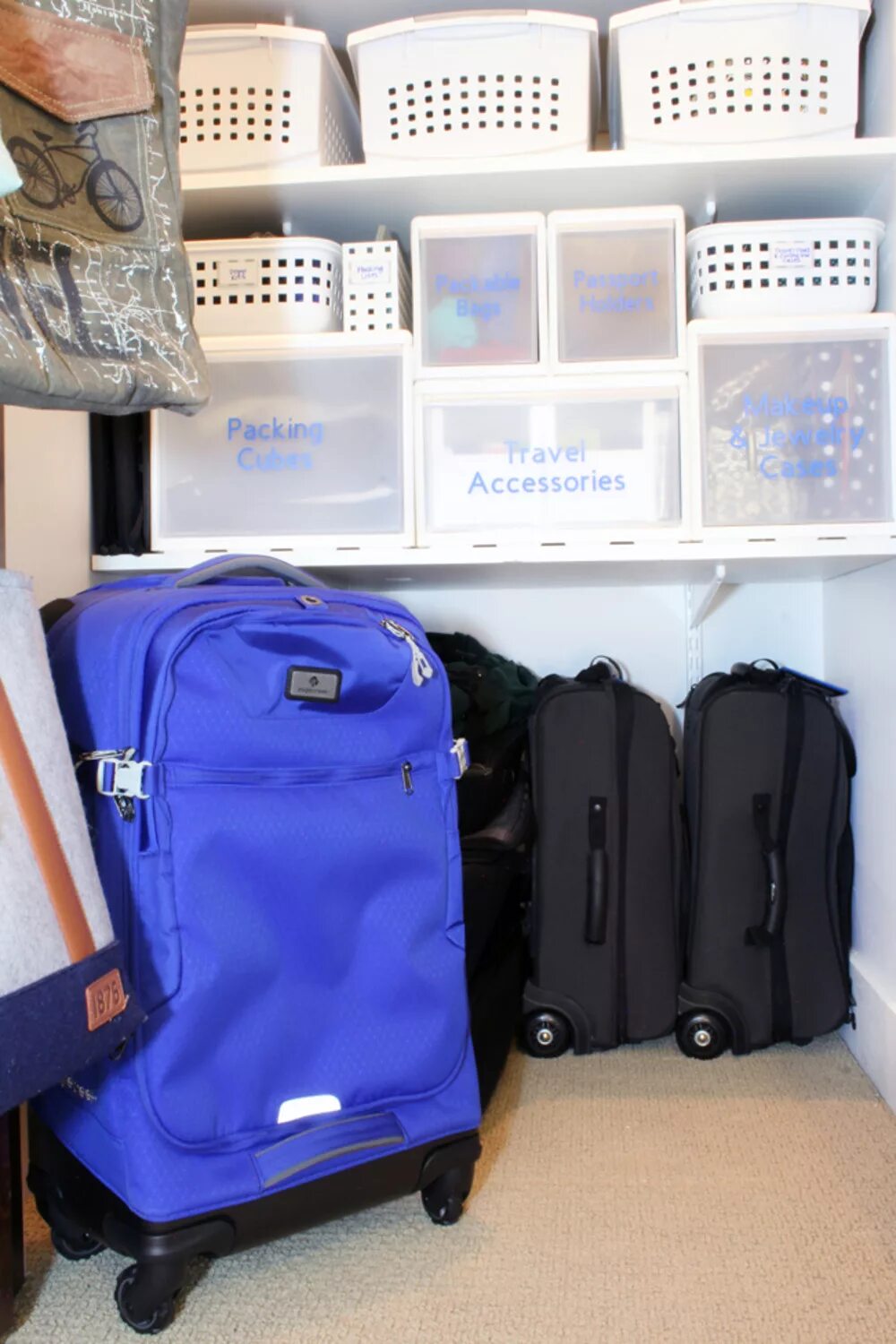 Сдать чемодан в камеру хранения. Чемодан для хранения. baggage storage. чемодан migant travel. luggage storage.