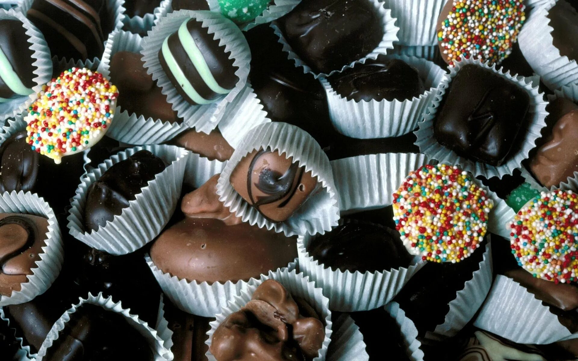 Сладости. Шоколадные конфеты. Много сладостей. Конфеты шоколад. Сладкие горы