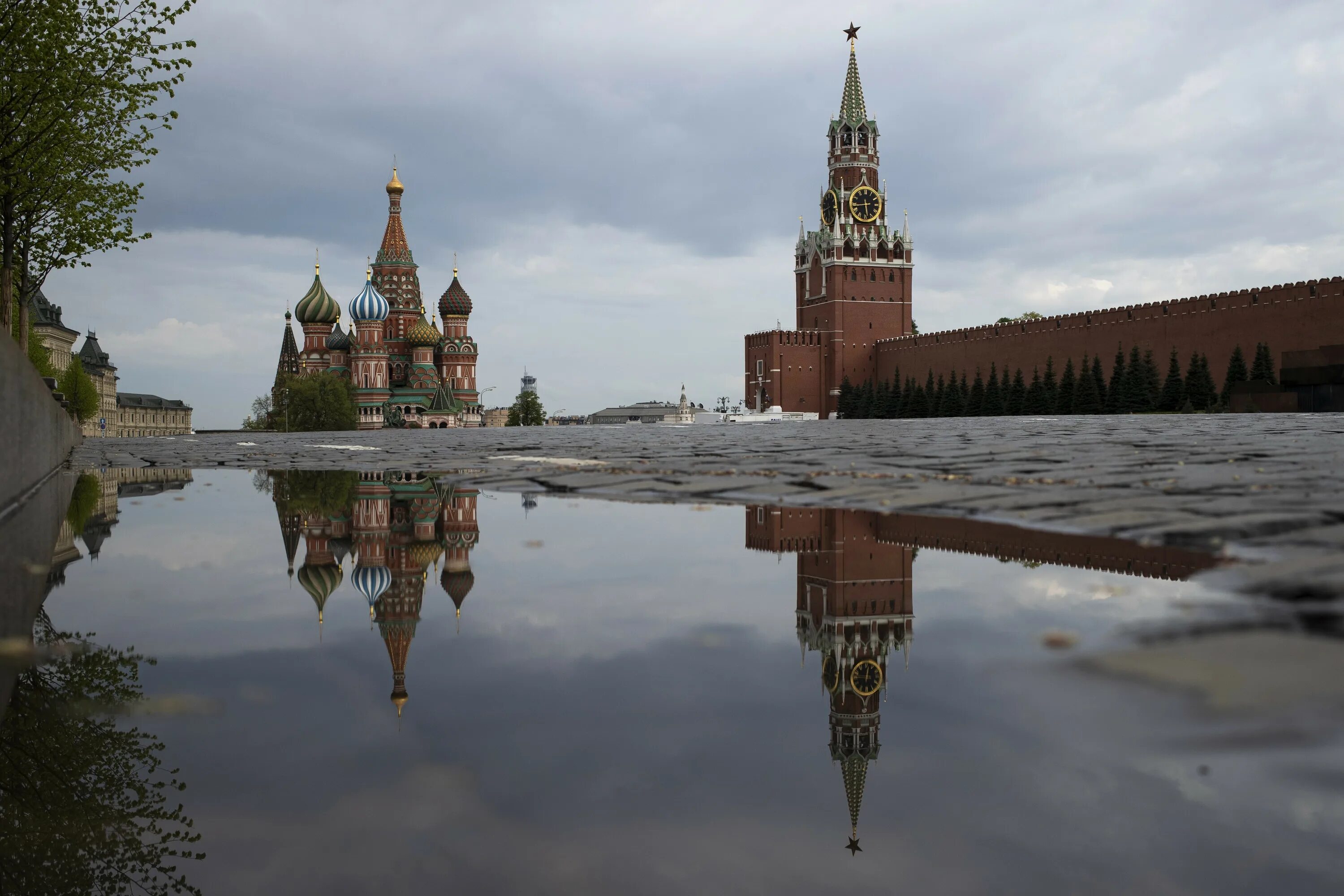 Москва рата. Кремль дождь. Красная площадь. Спасская башня. Красная площадь дождь.