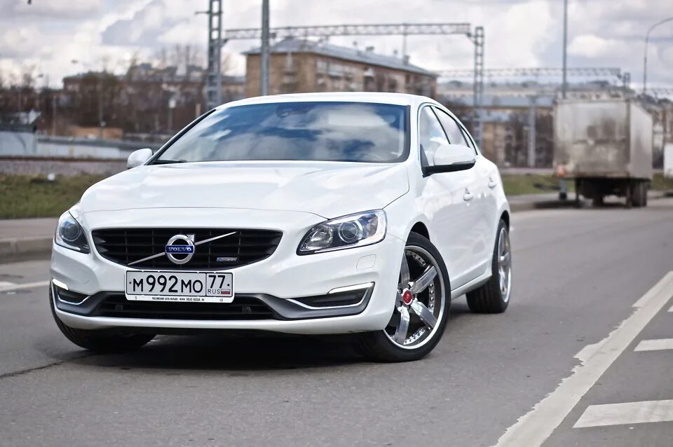 S 60 15. Вольво s60 r19. Диски на белый Volvo s60 2014 года. Вольво s60 2014 года на 18 дисках. Volvo s60 2 диски.