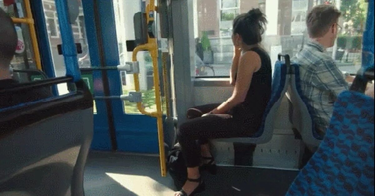 Снять тряску. Девушка в общественном транспорте гиф. Автобус gif. Красивые девушки в общественном транспорте.