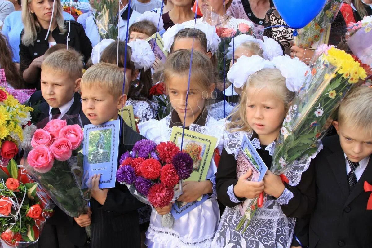 Сегодня день знания. Школа 1 сентября. фон первого сентября линейка. типичное 1 сентября. 1 сентября день знаний торжественная линейка на улице пасмурно.