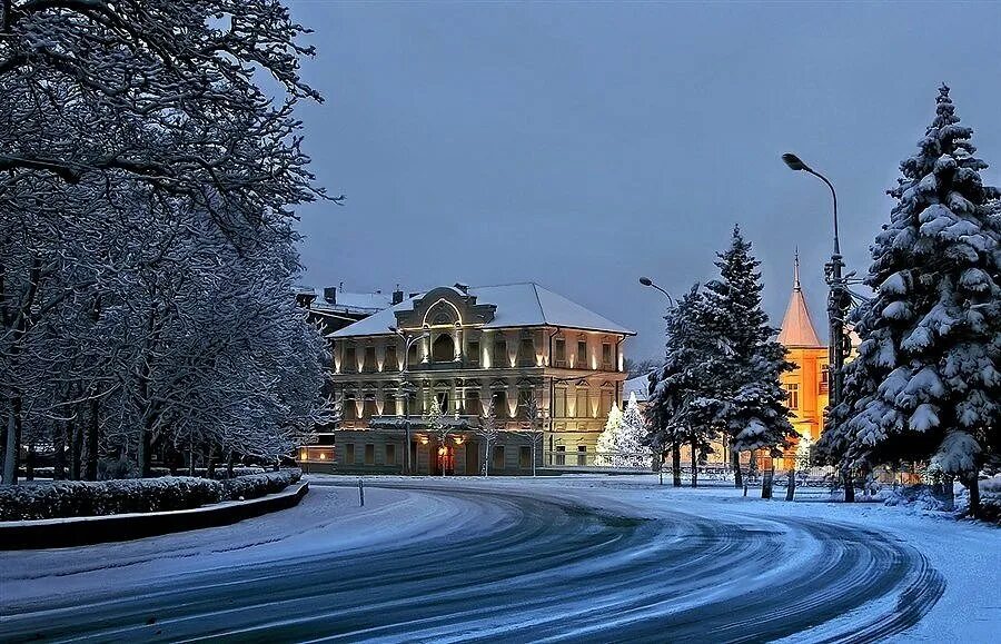 ярославль стрелка зима. нижний новгород кремль зимой. зимний город обои на рабочий стол. мариуполь город зима. вгуит воронеж зимой.