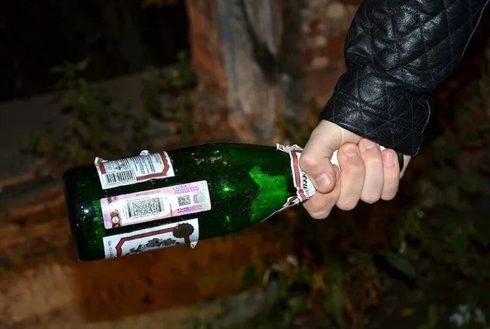 Розочка бутылка разбитая. Розочка бутылка. Розочка из бутылки. Розочка бутылка разбитая. Разбитая бутылка в руке.