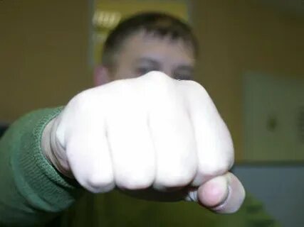 Избивает спящего