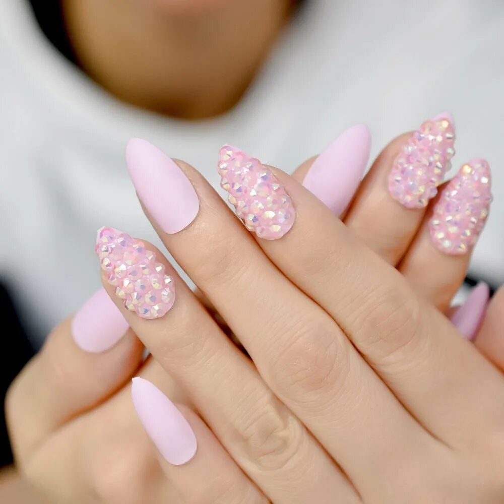 Розовые ногти с блестками. Красивые блестящие ногти. Ногти нежные блестки. Маникюр с блестками. Нежно розовые ногти.