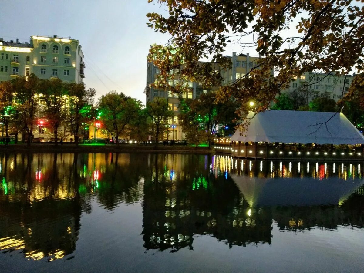 Чистые пруды и патриаршие пруды это одно. Сквер патриаршие пруды. Сквер патриаршие пруды. Патриаршие пруды мгу. Сквер патриаршие пруды.