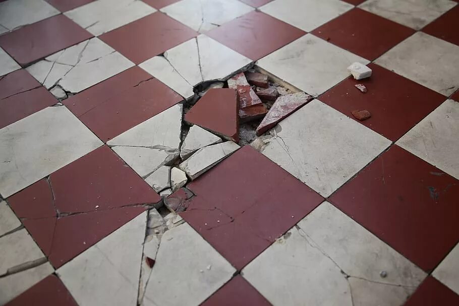 Разбитая плитка. Разбитая кафельная плитка. Поломанная плитка. Разбитая плитка на полу.