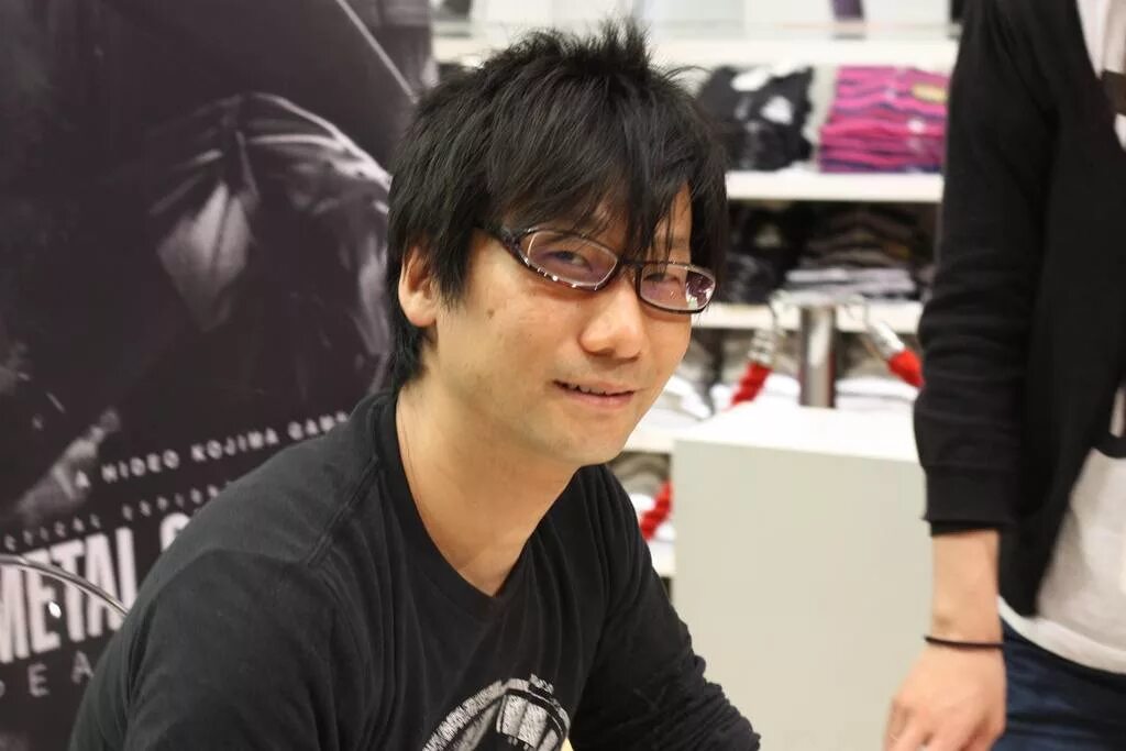 Хидэо кодзима геймдизайнер. Kojima home алиса. Konami студия хидео кодзима. Хидэо кодзима геймдизайнер. Kojima home алиса.