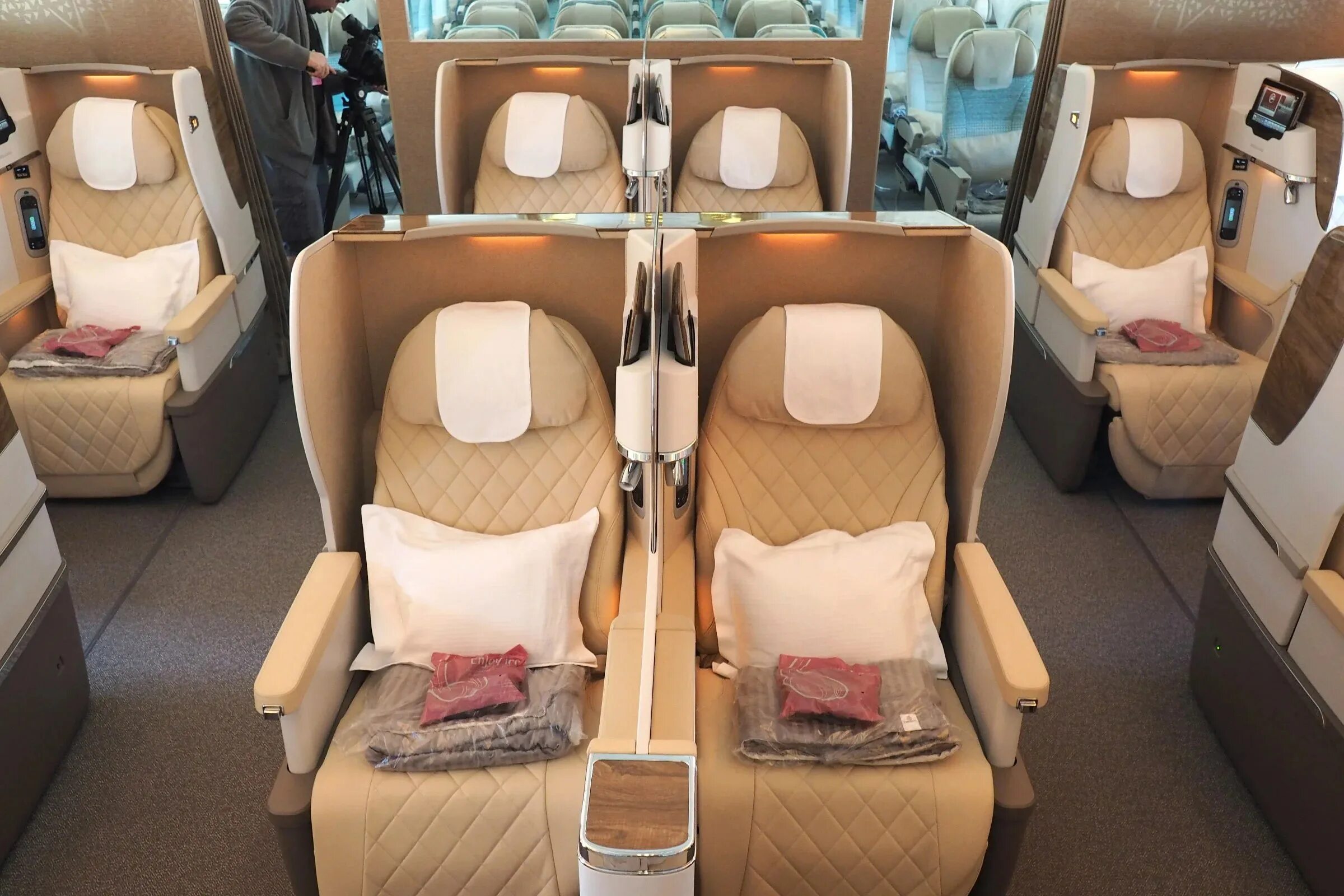 Boeing 777 Emirates бизнес класс. Боинг 777 Эмирейтс салон. Emirates Boeing 777 Business class. Бизнес класс Эмирейтс 777 300.