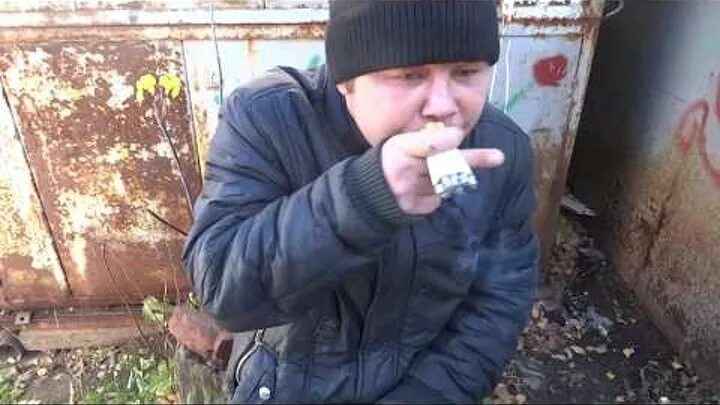 Смех старика. Фрэнк галлагер. Сигара в зубах. Курящий бомж. Курящий бомж.