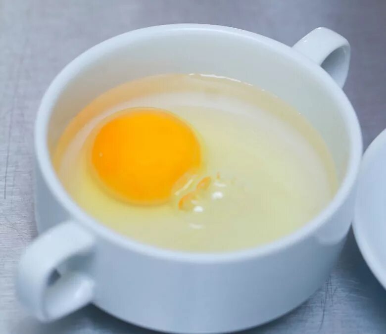 Яйцо пашот в микроволновке в кружке. Яйцо пашот в микроволновке в кружке с водой. Яйцо в чашке в микроволновке. Яйца пашот в микроволновк.