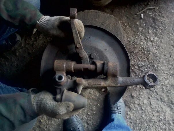 Шкворневая газ 3110. Газ 3110 волга сборка шкворня. Газ 31105 шкворни. Передняя подвеска газ 3110 на шкворнях. Шкворня газ 3110.