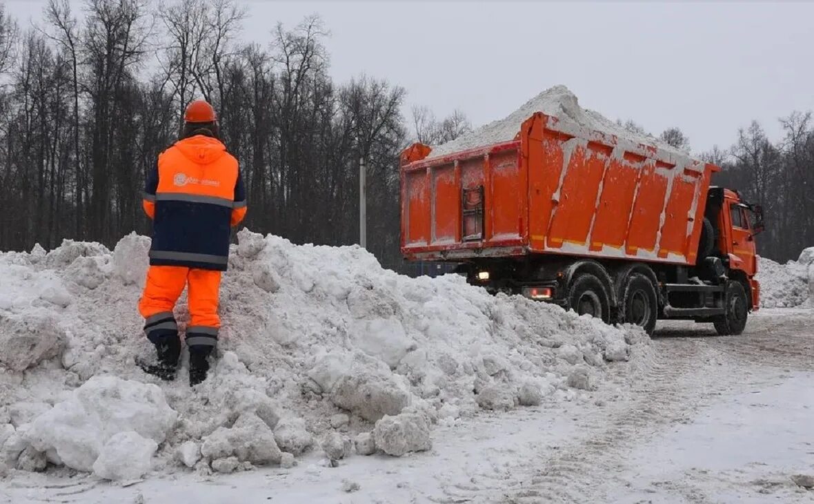 Вывоз снега КАМАЗ. Вывоз снега самосвалами. Вывоз снега ман. КАМАЗ для чистки снега.