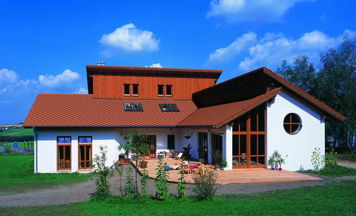 Дом с разноуровневой двускатной крышей. Разноуровневые двускатные крыши. Дом два ската. Дом на крыше. Разноуровневая двухскатная крыша.