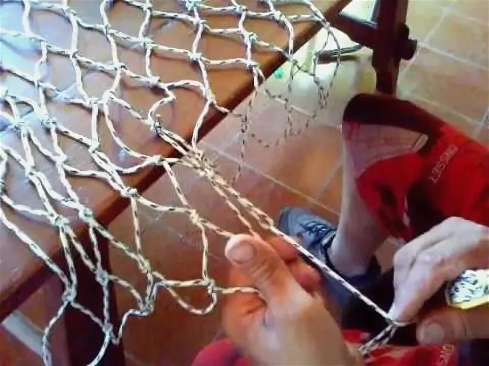 Плетения сети видео. Плетение сети по кругу. Плетение кастинговой сети. Плетение сетки из веревки. Плести сеть.