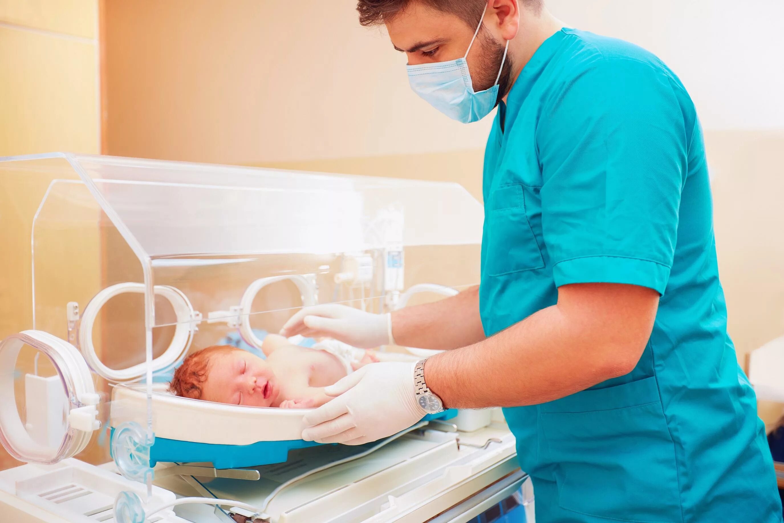 Новорожденный ребенок и врач. День неонатолога 2024