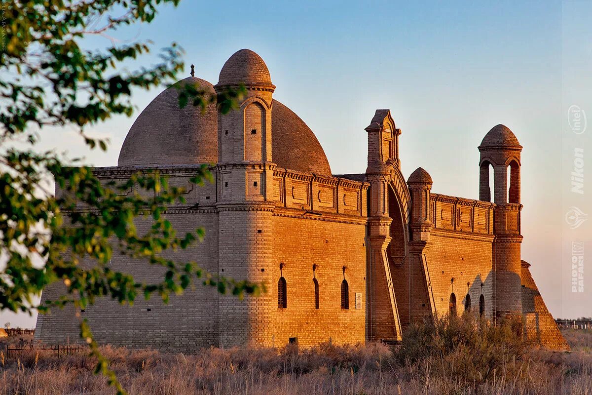 мавзолей арыстан-баба. казахстан мавзолей арыстан баба. фото мавзолея арыстан баба. отырар туркестан. мечеть арыстан баба.