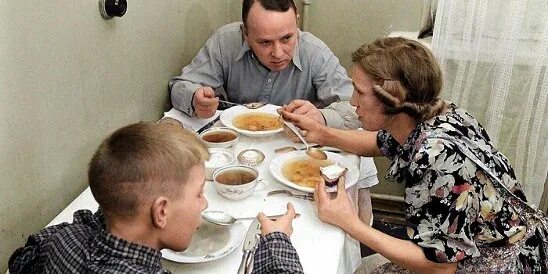 Что ел советский человек. Быт шестидесятых годов. Советская семья. Советская семья на кухне. Быт в 70 годах.