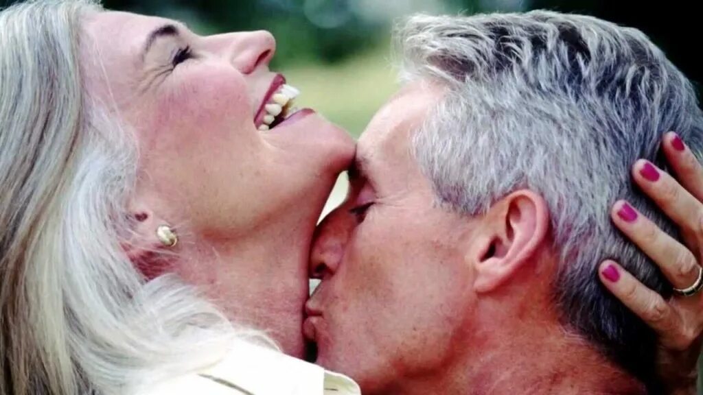 Объятия пожилых. Пожилые женщины хотят мужчин. Красивые женщины бальзаковского возраста. Пожилые женщины хотят мужчин. Влюбленные в возрасте.