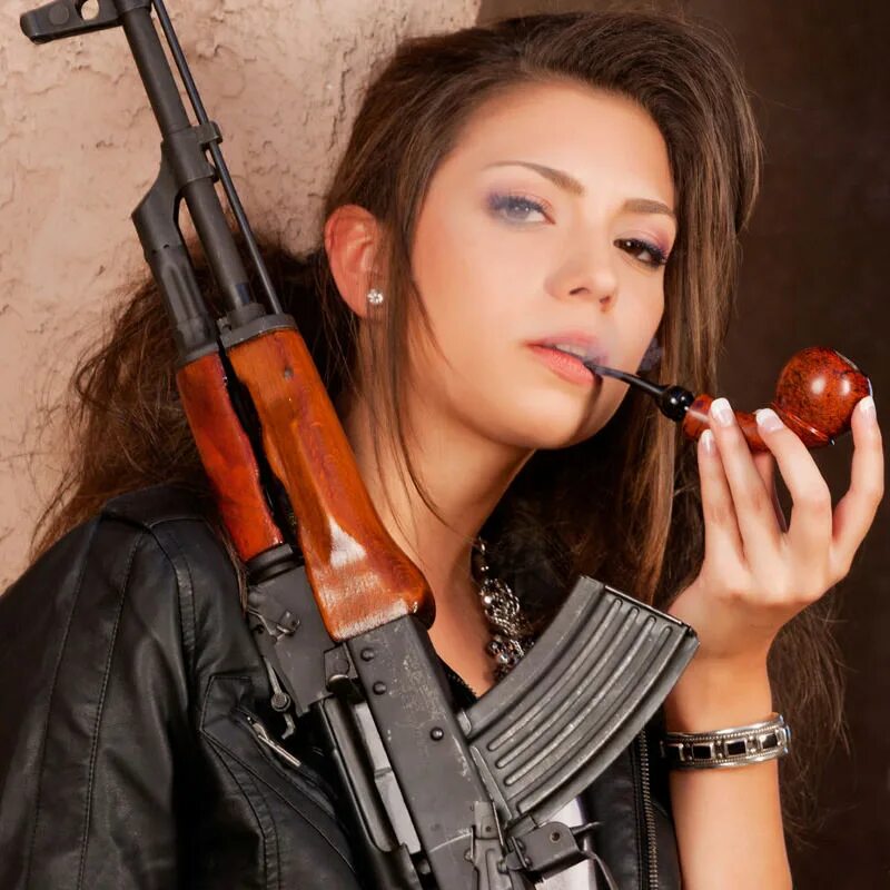 Автомат стреляет. Девушка с оружием. Пешмерга 1970г. Штурмовая винтовка ак 47. Фотосессия с оружием.