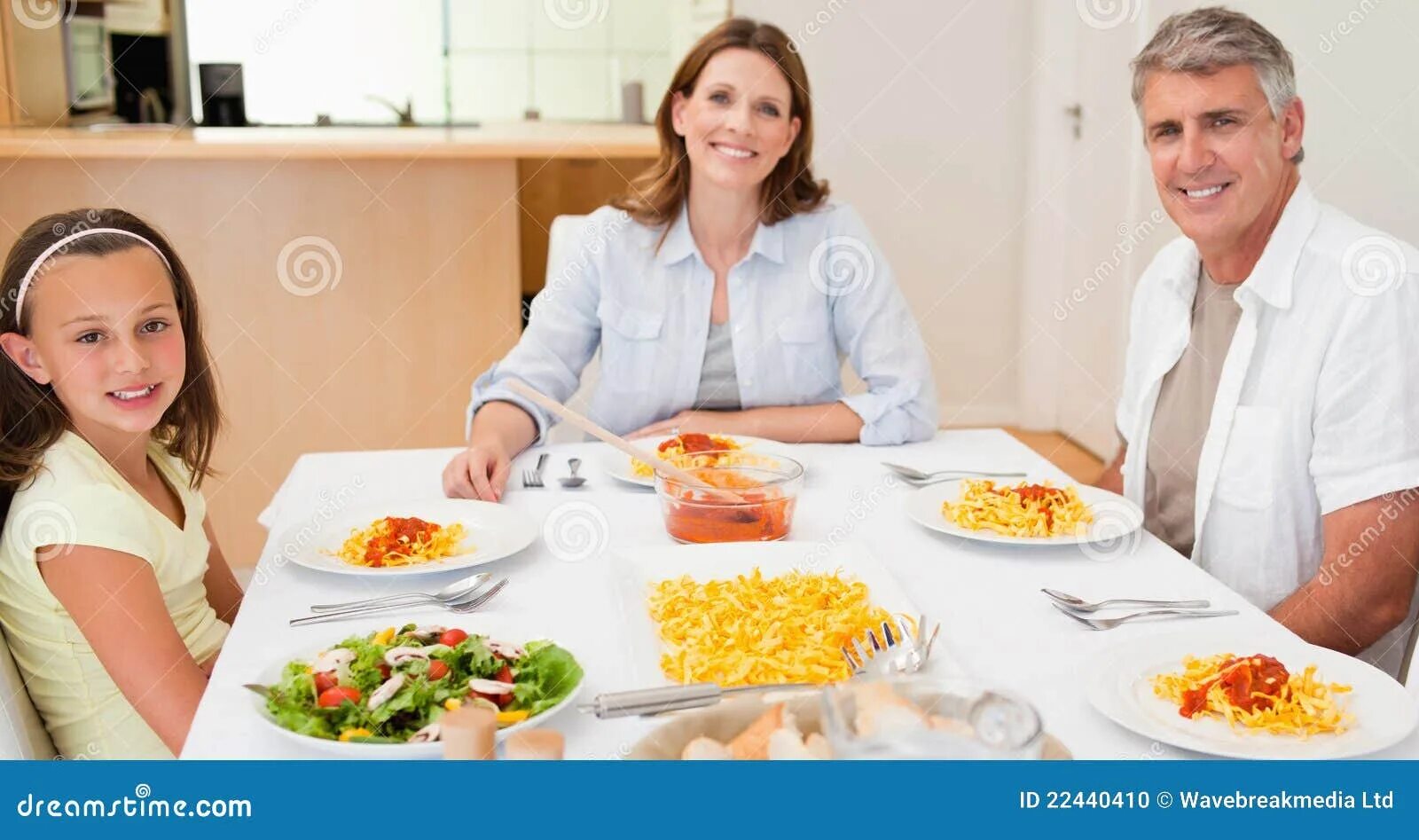 Люди в ресторане за круглым столом. Люди едят вид сверху. Человек сиит за столом. Ужин с семьей. Две женщины за столом.