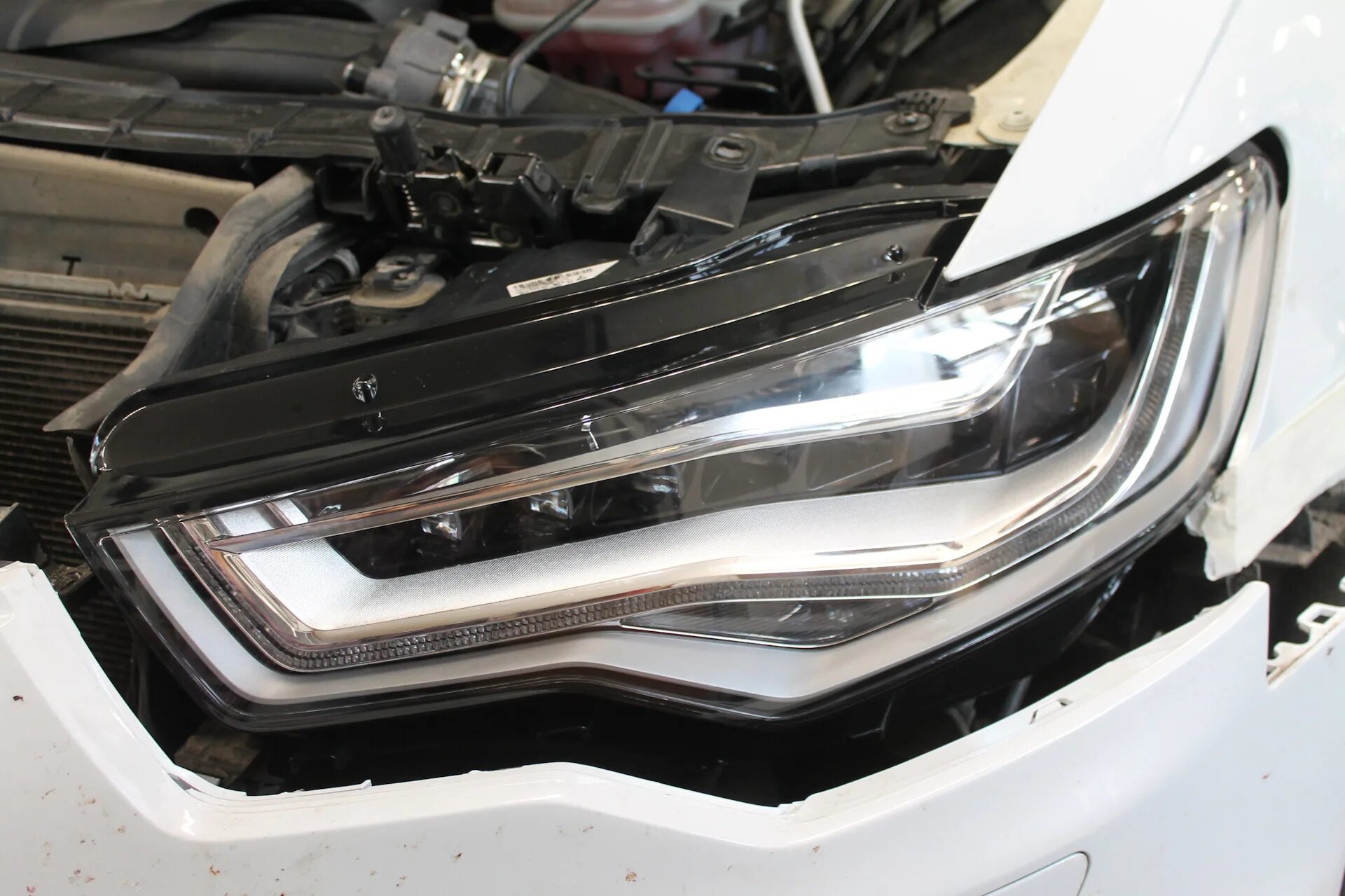 Фонари дневного света на автомобиле audi a4. Audi a6 c7 led фары. A6c7 блок фары. Замена фары ауди. Снятие фар ауди а6 с6.