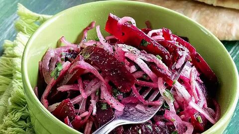 Салат свекла с чесноком и огурцом соленым