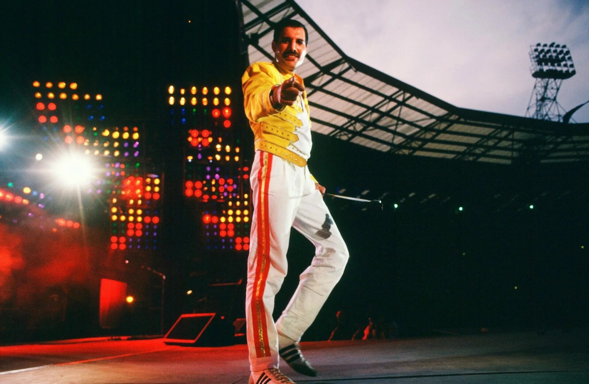Queen уэмбли 1986. Фредди меркьюри концерт 1986. Фредди меркьюри концерт уэмбли 1986. Фредди меркьюри уэмбли 1986. Группа квин на уэмбли.