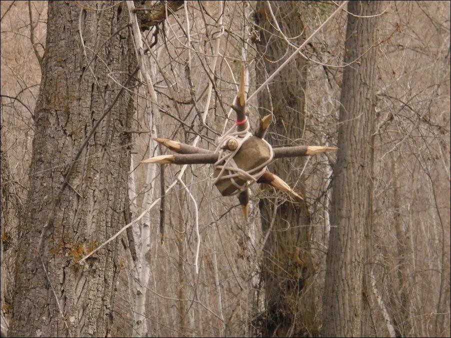 Booby trapping. Лесные ловушки. Ловушки в лесу на людей. Растяжка в лесу.