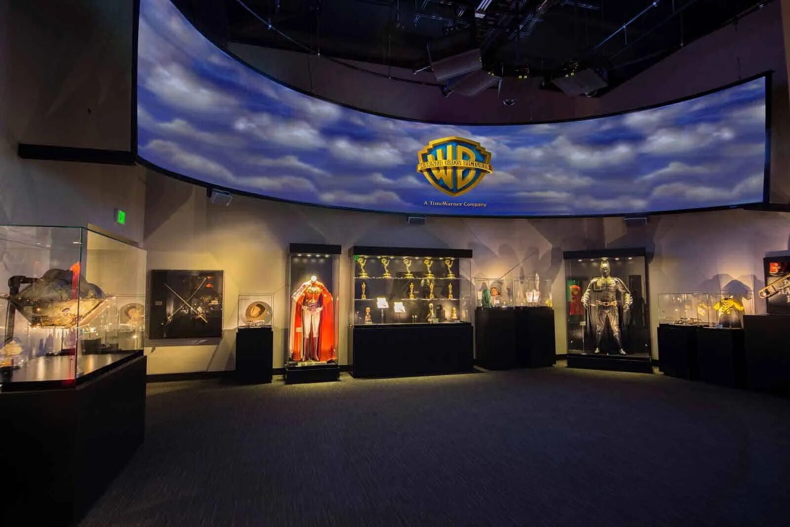 Tour studio. Лос-анджелес студия уорнер бразер. ворнер бразерс студия. warner brothers студия в лос анджелесе. warner bros studio tour hollywood.