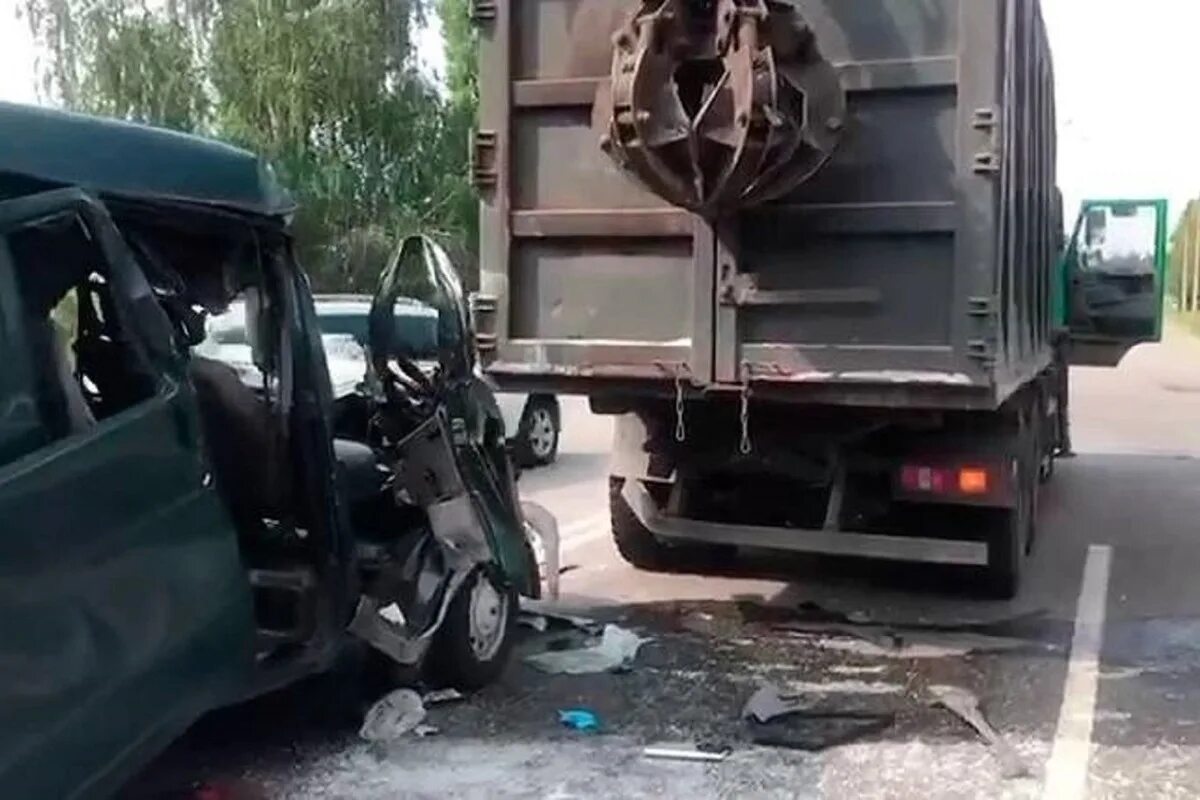 Дтп газель камаз. Дтп газель камаз. Авария в шиловском районе с камазом. Газель фура. Дтп газель камаз.