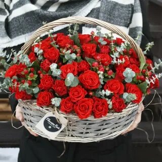 Корзина красных цветов