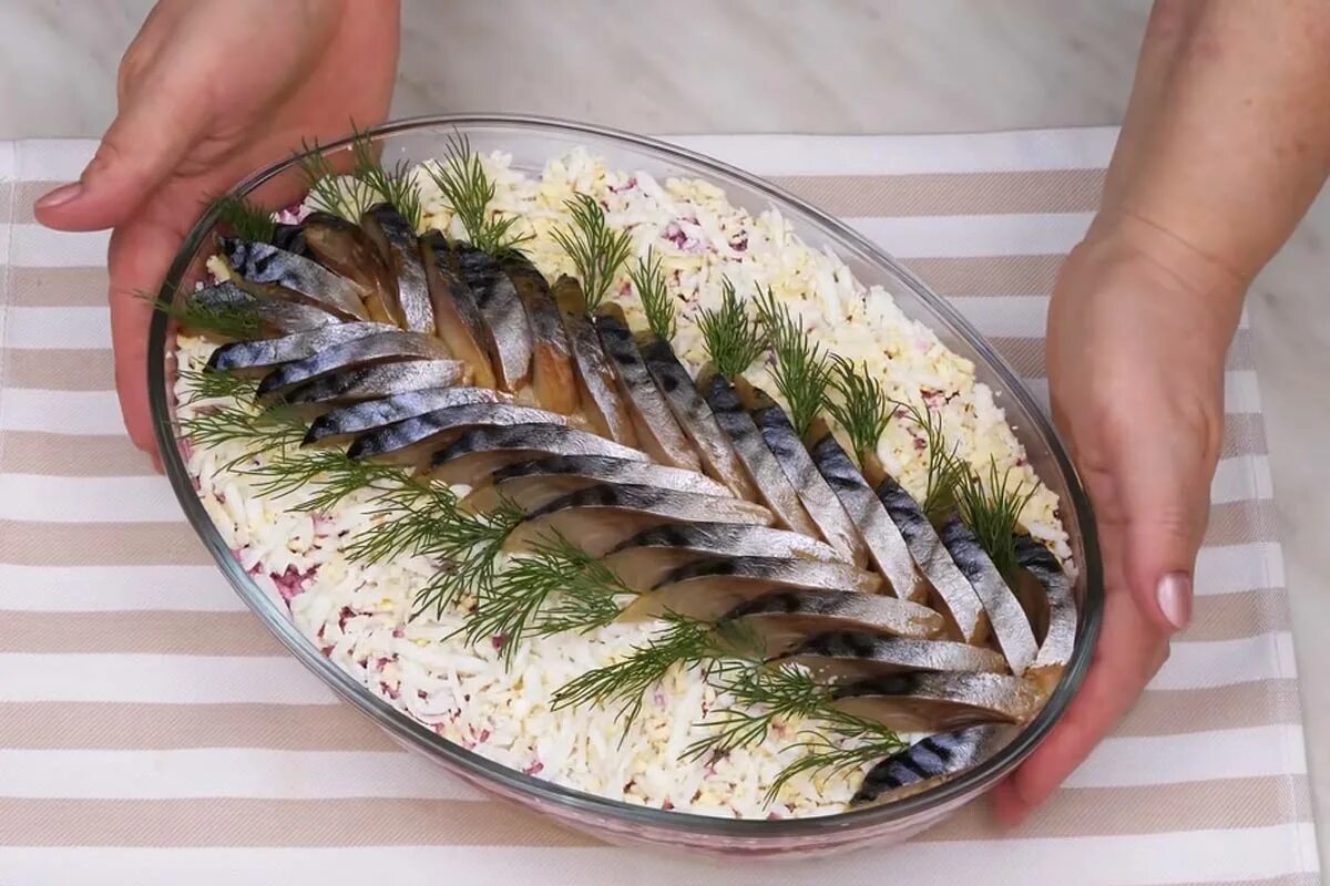 Скумбрия копченая под шубой. Селедка под шубой рецепт со скумбрией. Подшуба салат. Сельдь под шубой. Скумбрия под шубой.
