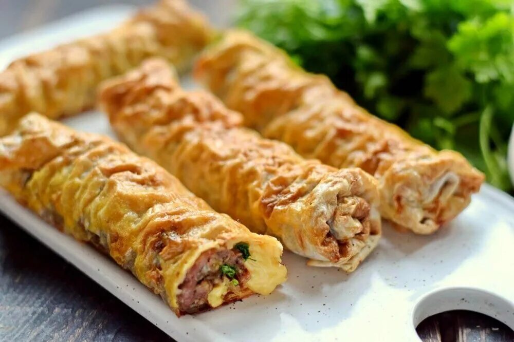 Мясной рулет из лаваша с фаршем. Фарш и лаваш что можно. Лаваш с колбасой и сыром в духовке. Фарш и лаваш что можно. Фарш и лаваш что можно.