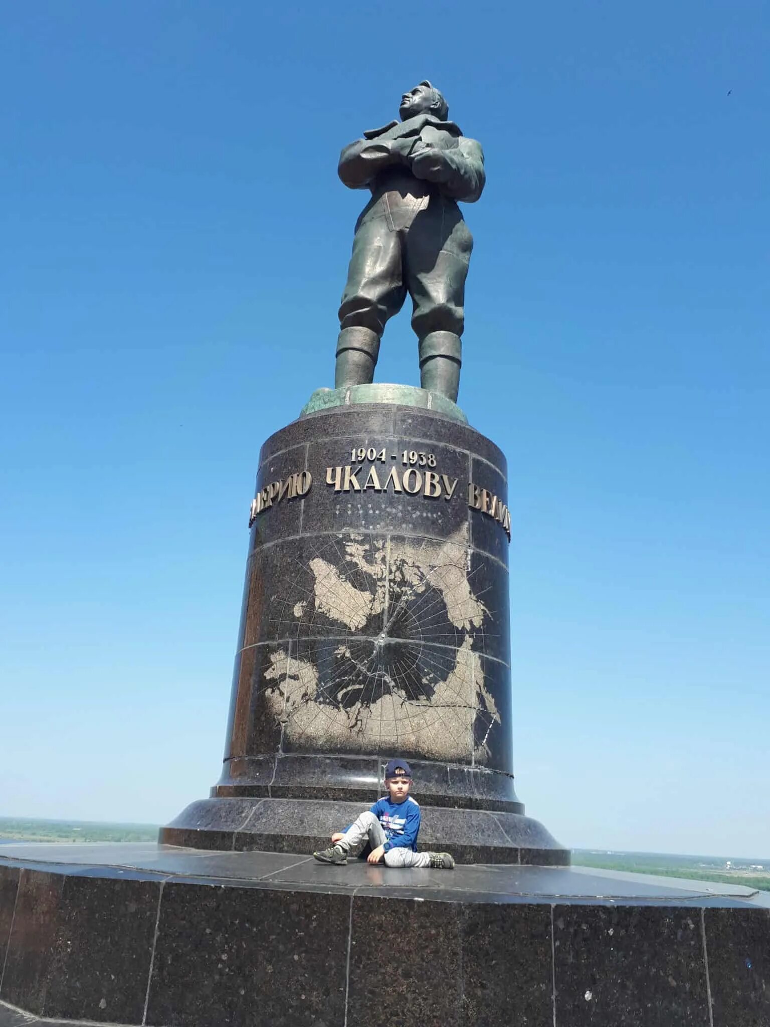 Чкаловская лестница памятник чкалову. Памятник чкаловскому. Памятник летчику чкалову в нижнем новгороде. Памятник чкаловскому. Памятник чкаловскому.