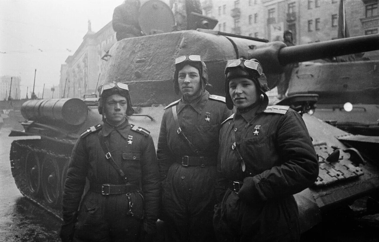 Николай крючков три танкиста. Три танкиста братья покрасс. Михаил смирнов механик водитель т34. Героев танкистов 3. Командир танка т-34.