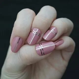 Ногти розовые с полосками.